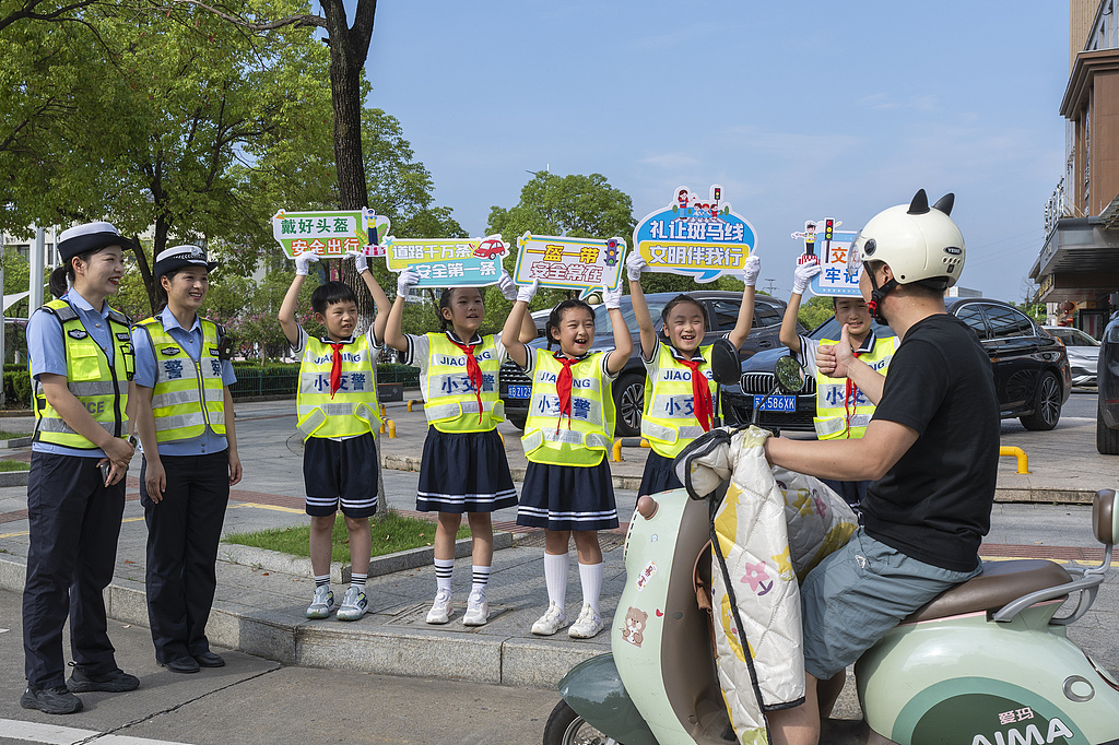 安徽芜湖：“小交警”宣传交通安全知识