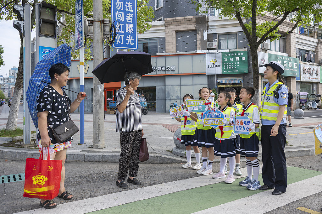 安徽芜湖：“小交警”宣传交通安全知识