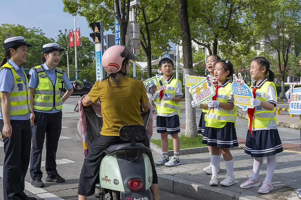 安徽芜湖：“小交警”宣传交通安全知识