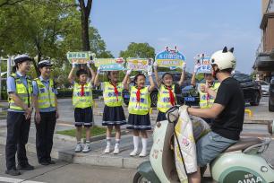 安徽芜湖：“小交警”宣传交通安全知识