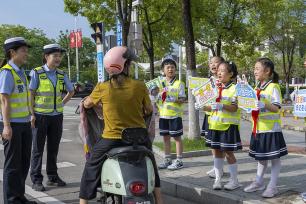 安徽芜湖：“小交警”宣传交通安全知识