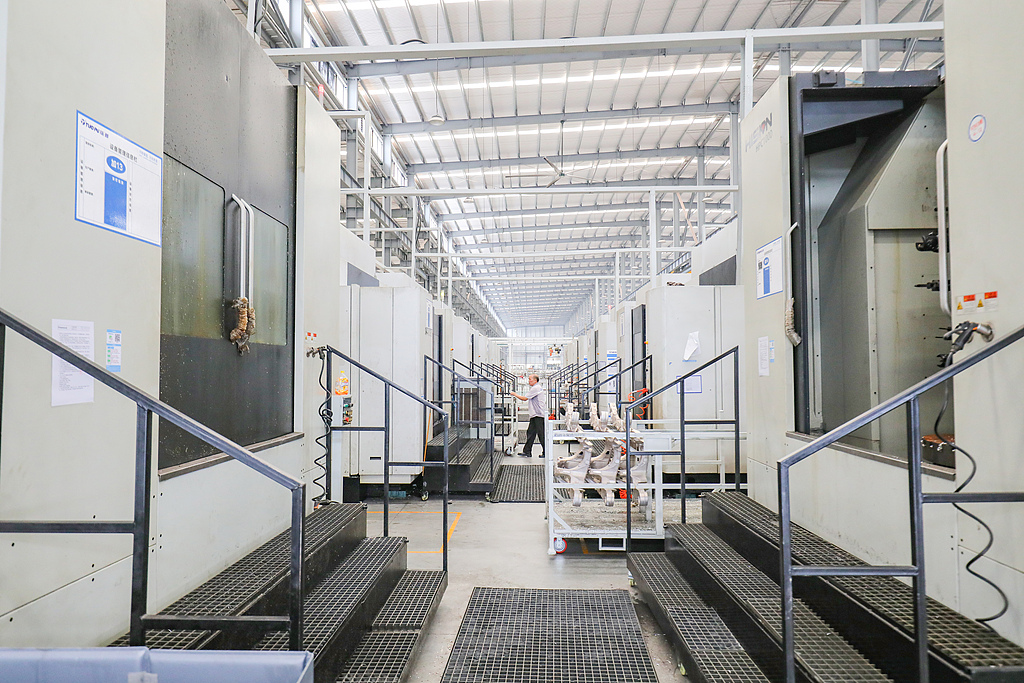 重庆：工厂生产新能源汽车零部件