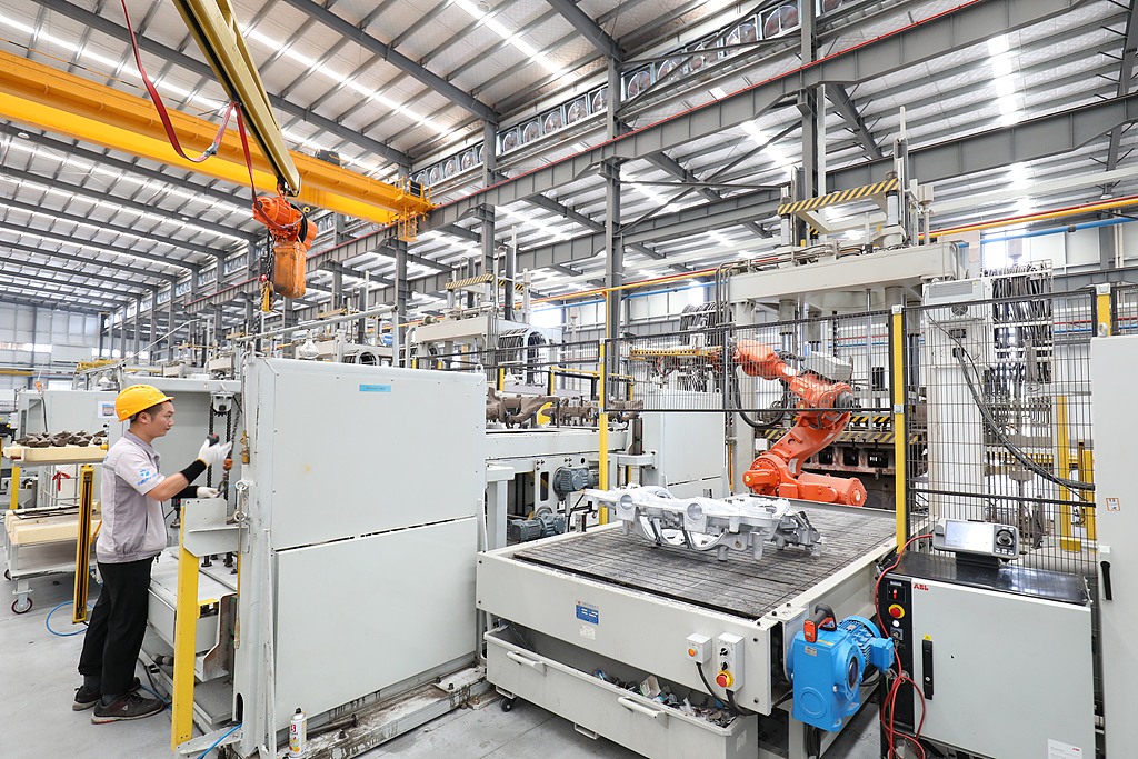 重庆：工厂生产新能源汽车零部件