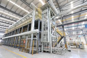 重庆：工厂生产新能源汽车零部件