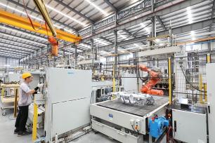 重庆：工厂生产新能源汽车零部件