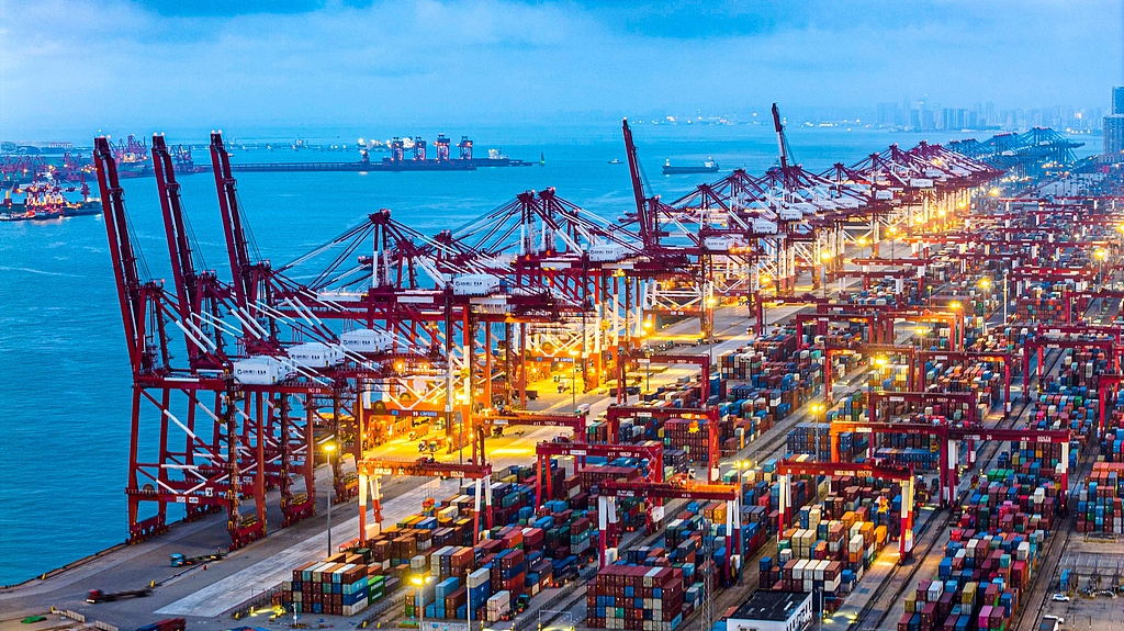 青岛港前湾集装箱码头有序吞吐货物