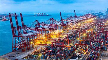 青岛港前湾集装箱码头有序吞吐货物