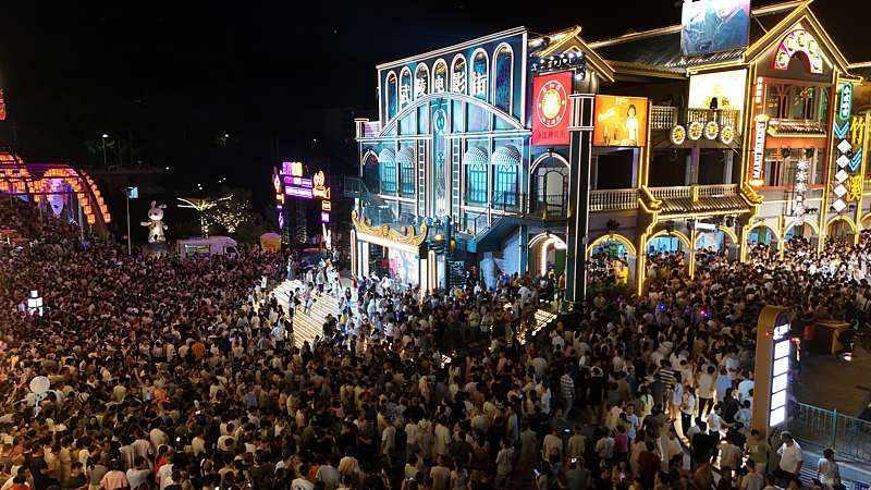 湖北竹溪：武陵不夜城光影街璀璨开街