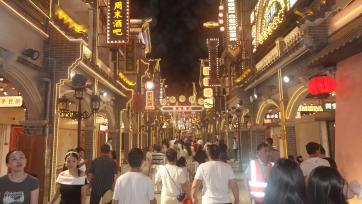 湖北竹溪：武陵不夜城光影街璀璨开街