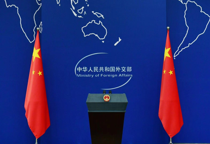 外交部：坚决反对有关国家在非法侵占的岛礁上开展建设活动