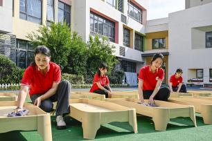 安徽合肥：教职工布置校园迎接开学