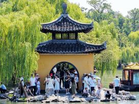 江苏扬州：暑期临近尾声 瘦西湖旅游热度不减