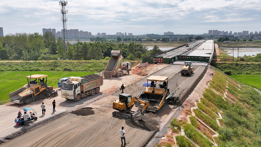 江西吉安：工人冒着高温抓紧路面施工