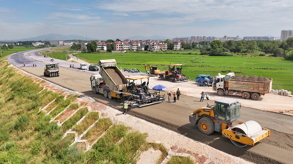 江西吉安：工人冒着高温抓紧路面施工
