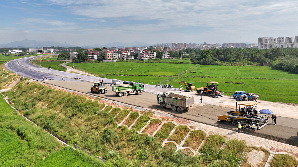 江西吉安：工人冒着高温抓紧路面施工