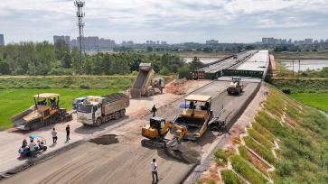 江西吉安：工人冒着高温抓紧路面施工