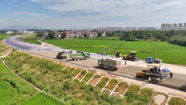 江西吉安：工人冒着高温抓紧路面施工