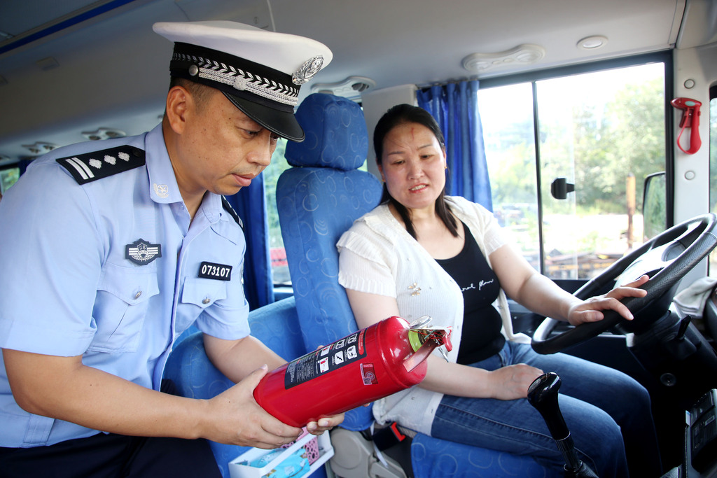 江苏连云港：校车“体检”迎开学