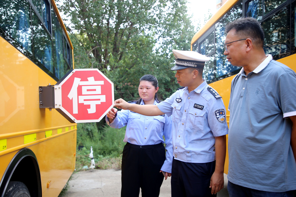 江苏连云港：校车“体检”迎开学