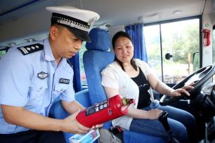 江苏连云港：校车“体检”迎开学