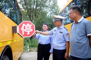 江苏连云港：校车“体检”迎开学