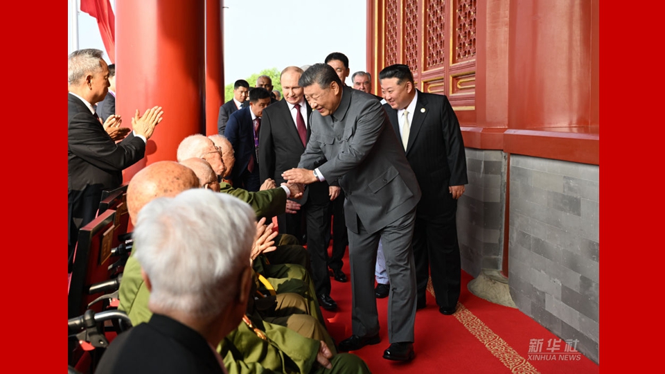 习近平登上天安门城楼 同抗战老战士老同志代表亲切握手