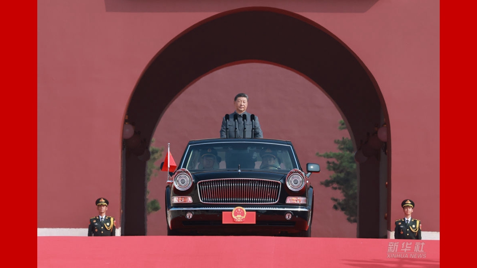 习近平乘检阅车经过金水桥驶上长安街