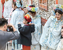 千年渔村簪花开（新视窗·培育服务消费新增长点）
