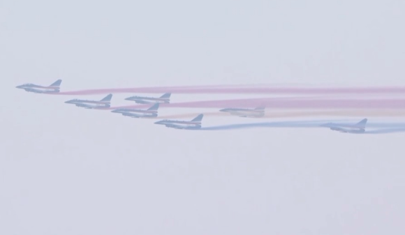 空中梯队完整视频丨呼啸而来！战机拉出14道彩烟象征14年抗战