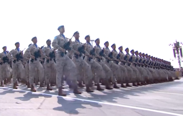 以热血锻铸和平盾牌 “中国蓝盔”接受检阅