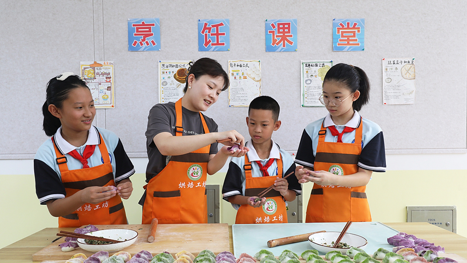 河北唐山：儿童校园“烹饪课堂”学厨艺