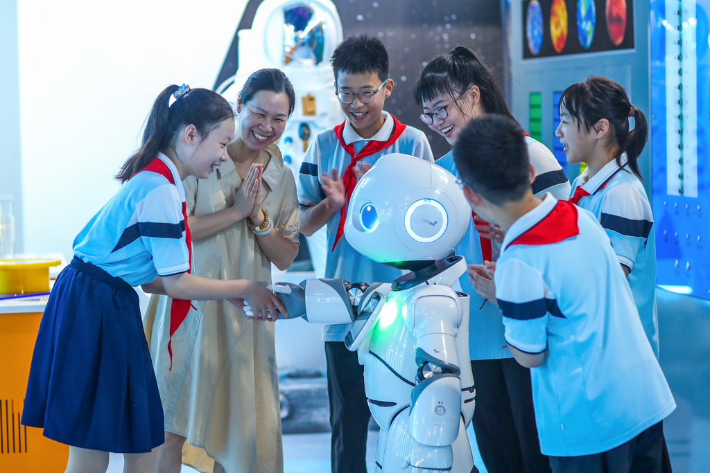 江苏泰州：小学生沉浸式参观校园科技馆