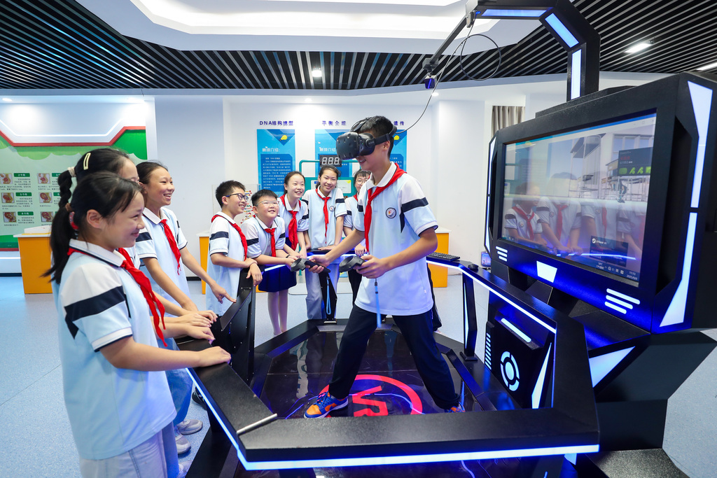 江苏泰州：小学生沉浸式参观校园科技馆