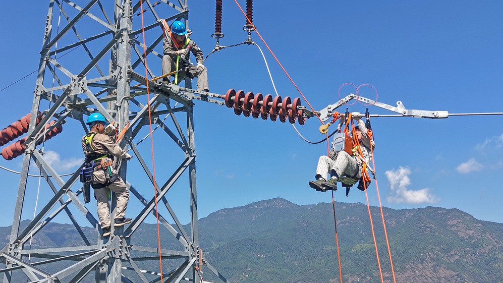 浙江台州：电力工人高空检修线路