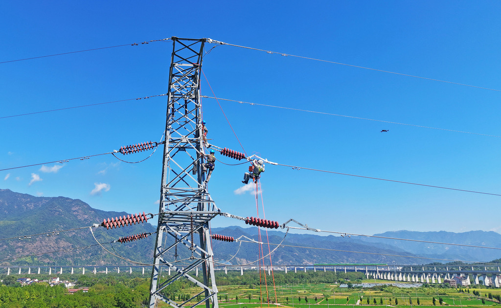 浙江台州：电力工人高空检修线路
