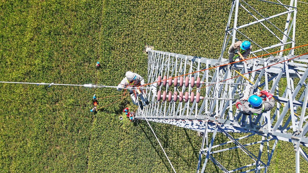 浙江台州：电力工人高空检修线路