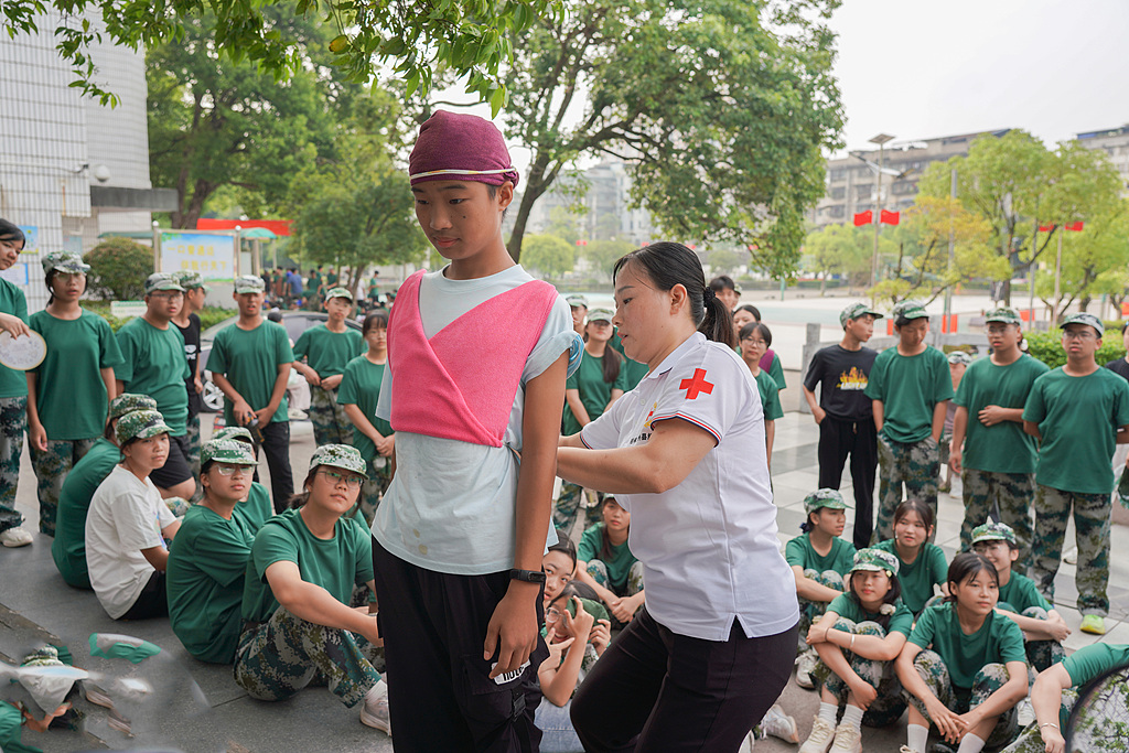 广西桂林：新生学习应急救护技能