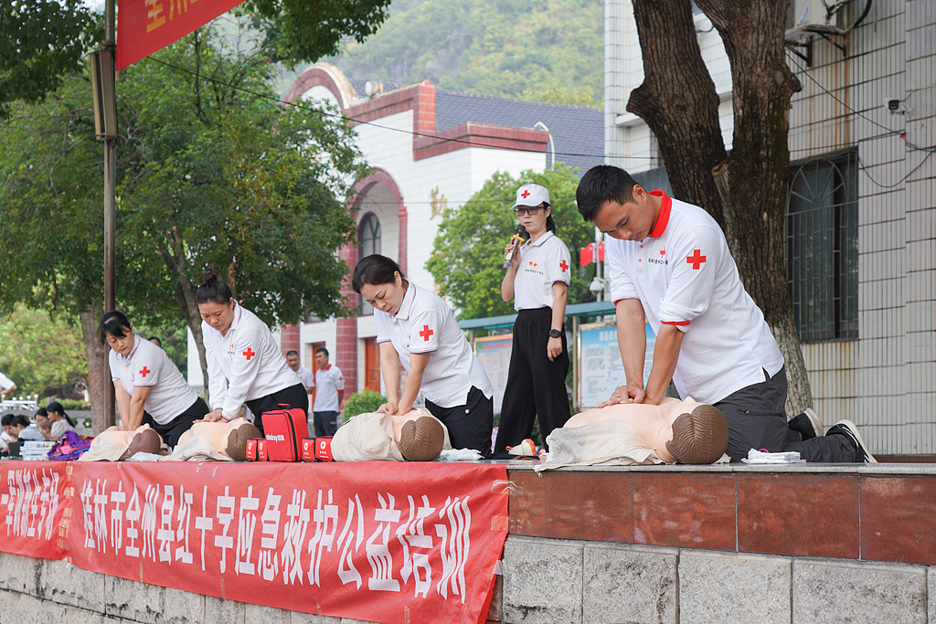 广西桂林：新生学习应急救护技能