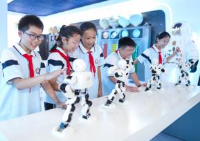江苏泰州：小学生沉浸式参观校园科技馆