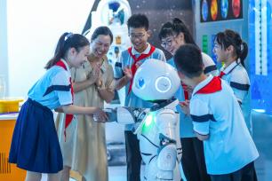 江苏泰州：小学生沉浸式参观校园科技馆