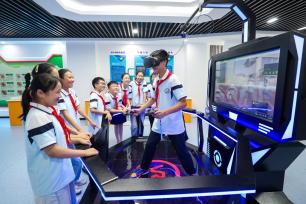 江苏泰州：小学生沉浸式参观校园科技馆