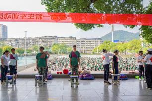 广西桂林：新生学习应急救护技能