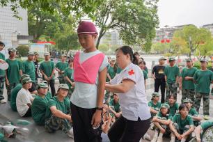 广西桂林：新生学习应急救护技能