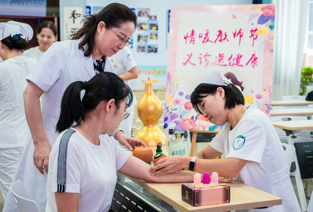 内蒙古呼和浩特：医护人员为教师义诊