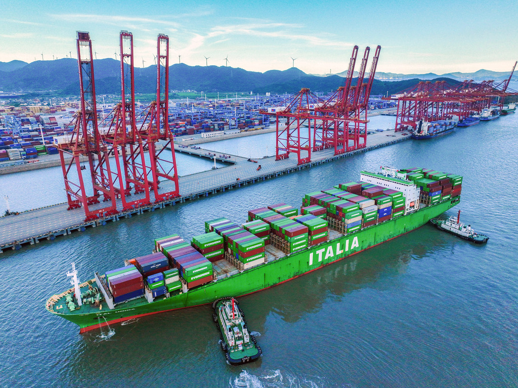 浙江舟山：货轮停靠泊位有序装卸集装箱