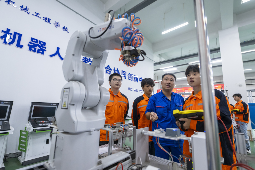 安徽芜湖：学生在实训基地体验技术课程