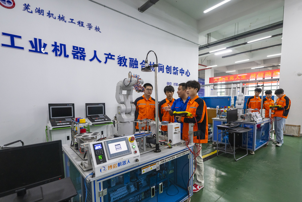 安徽芜湖：学生在实训基地体验技术课程