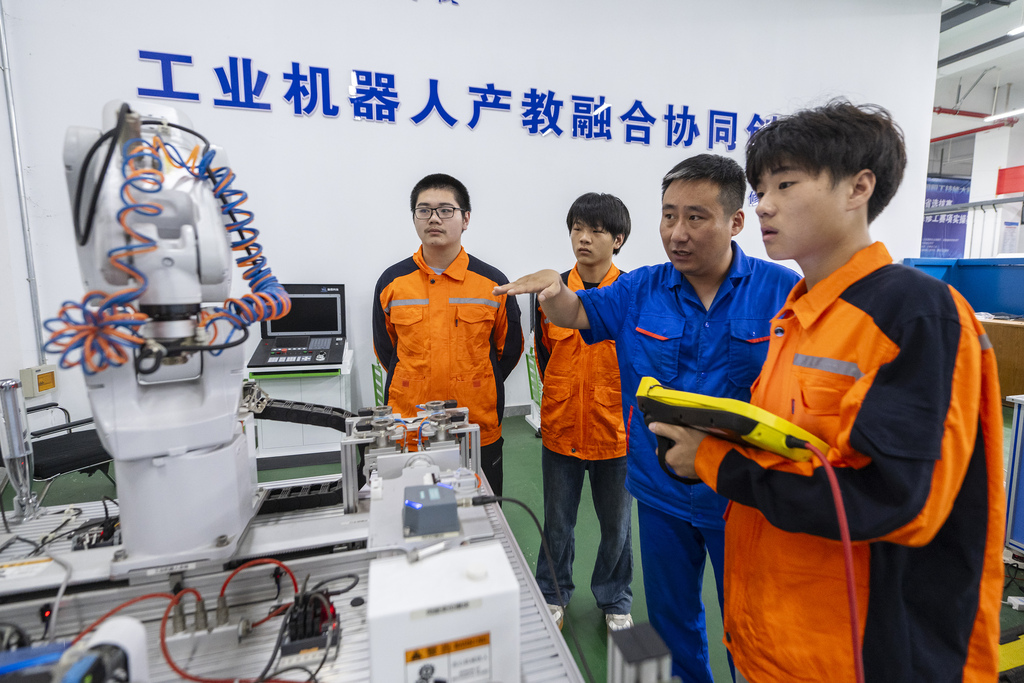 安徽芜湖：学生在实训基地体验技术课程