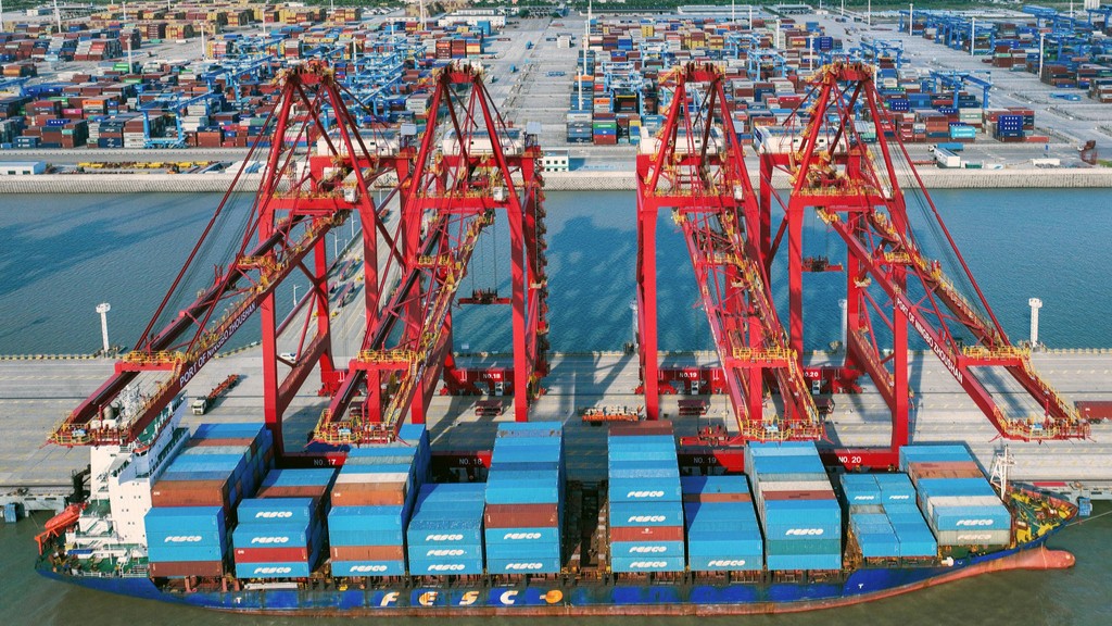 浙江舟山：货轮停靠泊位有序装卸集装箱