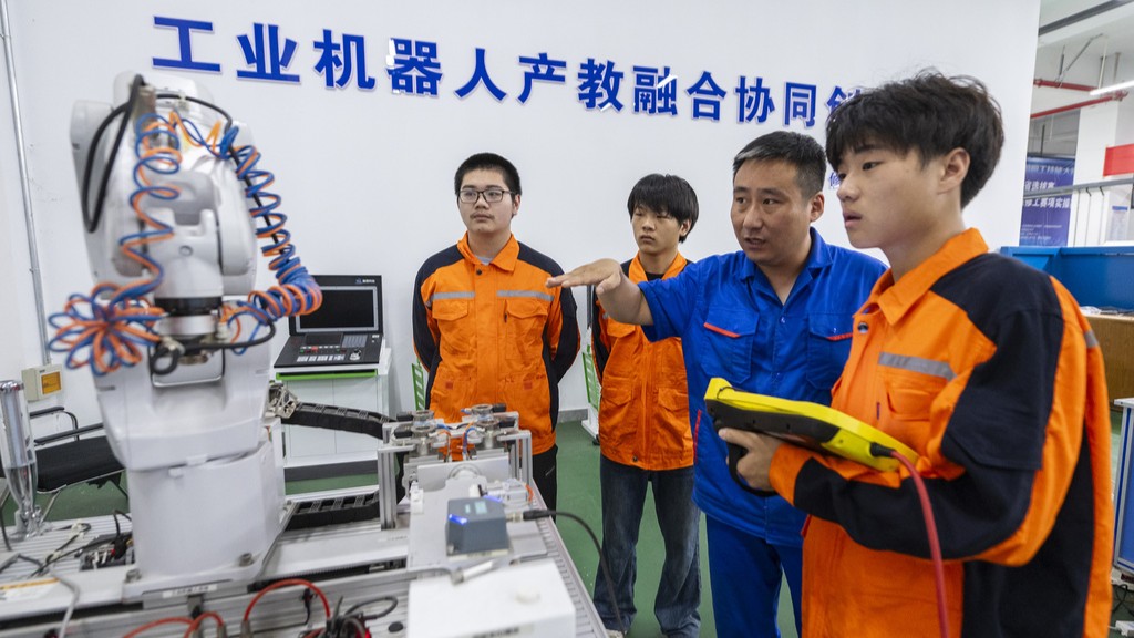 安徽芜湖：学生在实训基地体验技术课程